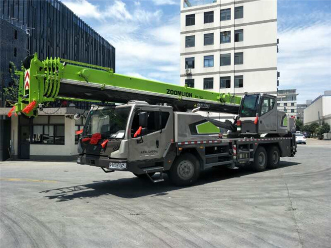 句容市跨街广告牌的高空安装注意事项
